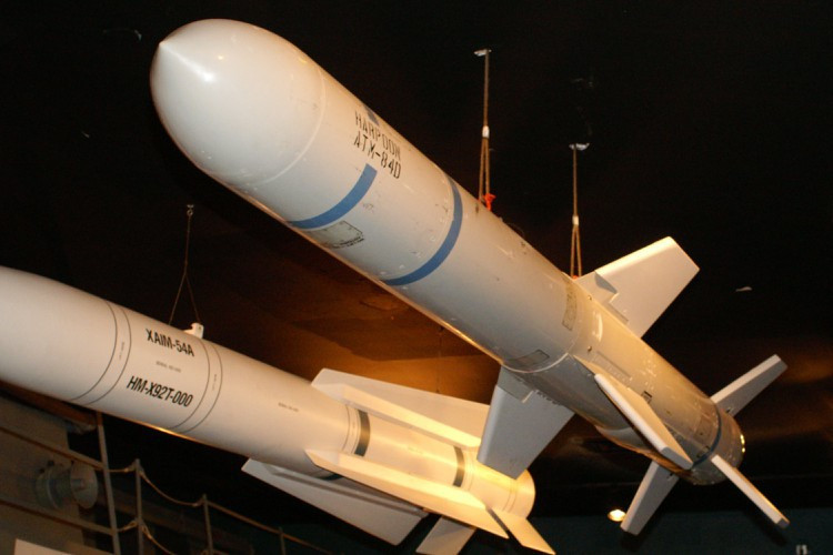 "Sự kết hợp giữa tiêm kích F-16 và tên lửa chống hạm Harpoon là thành phần then chốt giúp Đài Bắc phòng thủ những tuyến đường biển chiến lược. Họ đang vận hành một số tên lửa Harpoon đời đầu cùng phiên bản AGM-84L Block II hiện đại hơn", biên tập viên hàng không Roy Choo tại Singapore cho hay.