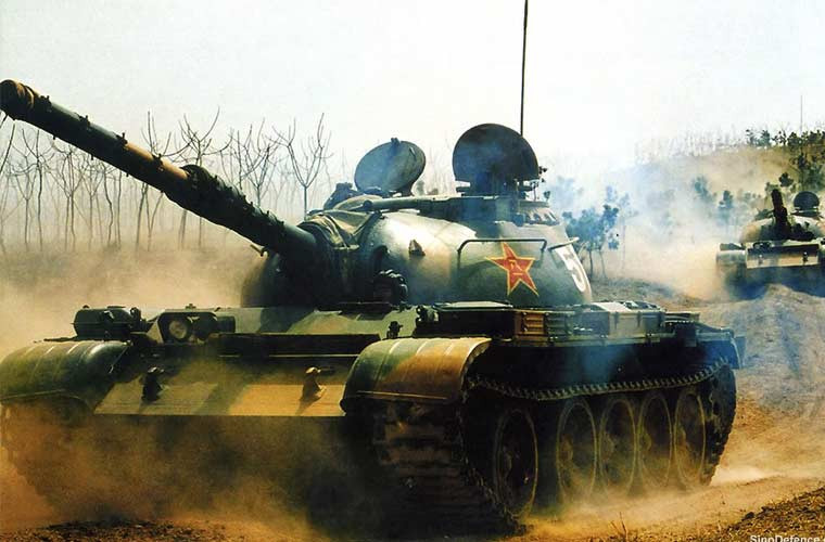 Xe tăng chiến đấu chủ lực Type 69 có trọng lượng 36,7 tấn, dài 6,24m, rộng 3,3m, cao 2,8m, kíp lái 4 người. Điểm cải tiến chủ yếu trên Type 69 so với đời Type 59 chỉ là thay mới động cơ diesel 580 mã lực, trang bị pháo nòng trơn Type 69 100mm (thay vì rãnh xoắn 100mm), trang bị thêm lazer đo xa, đèn hồng ngoại. Các thế hệ sản xuất hàng loạt số lượng lớn như Type 69-IIA, IIB chủ yếu hiện đại hóa hệ thống điều khiển hỏa lực, trang bị thêm ống phóng lựu đạn khói.