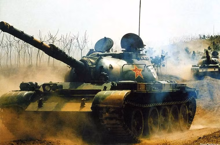 Xe tăng chiến đấu chủ lực Type 69 có trọng lượng 36,7 tấn, dài 6,24m, rộng 3,3m, cao 2,8m, kíp lái 4 người. Điểm cải tiến chủ yếu trên Type 69 so với đời Type 59 chỉ là thay mới động cơ diesel 580 mã lực, trang bị pháo nòng trơn Type 69 100mm (thay vì rãnh xoắn 100mm), trang bị thêm lazer đo xa, đèn hồng ngoại. Các thế hệ sản xuất hàng loạt số lượng lớn như Type 69-IIA, IIB chủ yếu hiện đại hóa hệ thống điều khiển hỏa lực, trang bị thêm ống phóng lựu đạn khói.