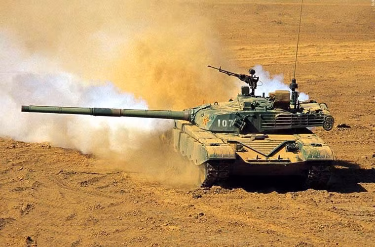 Về mặt hỏa lực, Type 98 trang bị pháo nòng trơn 125mm ổn định toàn phần lắp bộ nạp tự động. Pháo chính có thể bắn nhiều loại đạn gồm cả tên lửa chống tăng tự dẫn laser có thể hạ mục tiêu cách 4-50km gồm cả trực thăng bay thấp. Xe tăng Type 98 chỉ được sản xuất với số lượng rất ít ỏi (khoảng 18 chiếc) để đánh giá tính năng và thử nghiệm, dùng cho chương trình phát triển xe tăng chiến đấu chủ lực Type 99.