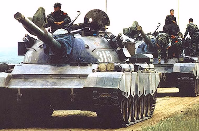 Trên cơ sở Type 79, cùng trong đầu những năm 1980, Trung Quốc tiếp tục phát triển dòng tăng Type 80 - được xem là xe tăng chiến đấu chủ lực thế hệ 2 của Trung Quốc. Type 80 có trọng lượng 38-39,5 tấn, dài 6,325m, rộng 3,372m, cao 2,29m, kíp lái 4 người. Đặc điểm chính của dòng tăng này là tích hợp hàng loạt công nghệ phương Tây.