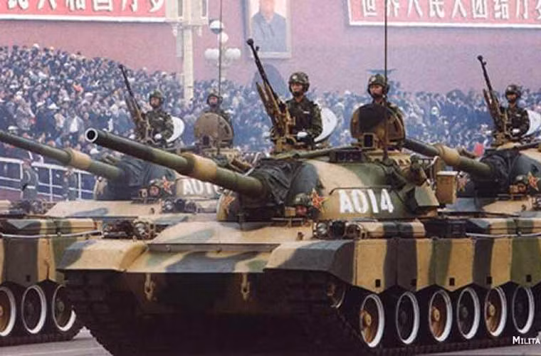 Type 80 sử dụng hệ thống bánh đỡ, dây xích kiểu mới, dùng tháp pháo đúc nguyên khối, dùng động cơ diesel 730 mã lực của Đức, hệ thống điều khiển hỏa lực với mở rộng laze đo xa nguồn gốc từ Anh, pháo nòng xoắn Type 83 105mm chuẩn NATO có gốc từ Áo.