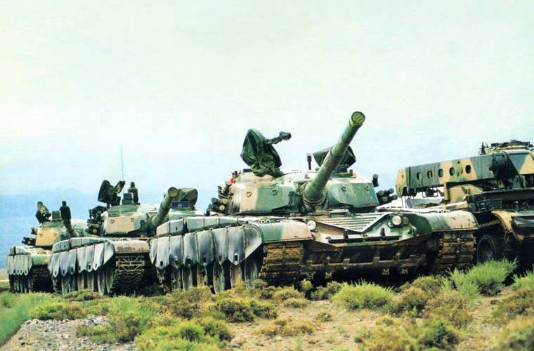 Type 98 có trọng lượng 48 tấn, dài (gồm cả pháo) 10,9m, rộng 3,37m, cao 2,2m, kíp lái 3 người. Giáp bảo vệ của Type 98 được đánh giá là vượt trội so với thế hệ trước, hơn nữa còn được tăng cường hệ thống phòng vệ chủ động laser có thể chọc mù mắt đối phương. Bên trong xe được trang bị đầy đủ các hệ thống phòng vệ NBC, dập lửa tự động.