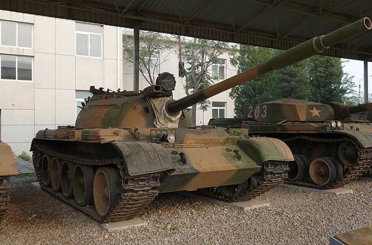 Dẫu vậy, một điểm dễ nhận ra trên thế hệ xe tăng Type 69 là nó nét gì đó giống với dòng tăng T-62 của Liên Xô khi mà bánh đỡ thứ nhất và thứ 2 có một khoảng cách lớn. Theo một số nguồn tin, Quân đội Trung Quốc đã thu giữ được một chiếc xe tăng T-62 trong xung đột biên giới Xô - Trung 1969. Vì vậy không loại trừ khả năng Type 69 được sao chép công nghệ theo mẫu T-62.