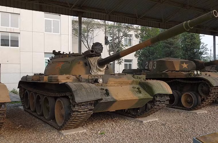 Dẫu vậy, một điểm dễ nhận ra trên thế hệ xe tăng Type 69 là nó nét gì đó giống với dòng tăng T-62 của Liên Xô khi mà bánh đỡ thứ nhất và thứ 2 có một khoảng cách lớn. Theo một số nguồn tin, Quân đội Trung Quốc đã thu giữ được một chiếc xe tăng T-62 trong xung đột biên giới Xô - Trung 1969. Vì vậy không loại trừ khả năng Type 69 được sao chép công nghệ theo mẫu T-62.