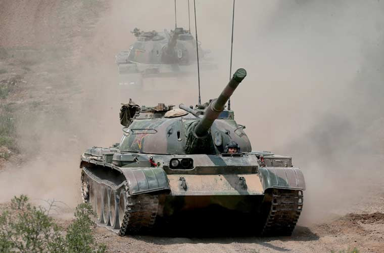 Sau khi hoàn thành phát triển dòng tăng Type 59 (dựa trên mẫu T-54A Liên Xô), Trung Quốc không còn nhận được bất kỳ sự giúp đỡ nào từ Liên Xô do mối quan hệ hai nước bắt đầu xấu đi, mà đỉnh điểm là cuộc chiến tranh biên giới Xô-Trung 1969. Vì vậy, các thế hệ tăng tiếp theo của nước này hầu như chỉ là sự cải tiến không quá vượt bậc so với dòng Type 59. Trong giai đoạn 1963-1974, Trung Quốc đã nỗ lực phát triển thế hệ tăng Type 69 - được coi là dòng xe tăng chiến đấu chủ lực đầu tiên được nước này độc lập phát triển.