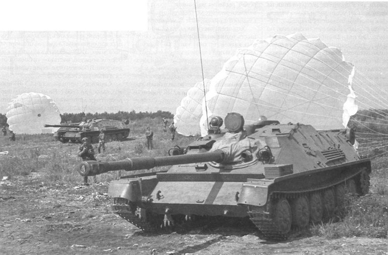 Pháo tự hành ASU-85 được dùng chi viện hỏa lực cho bộ binh tiến công hoặc phòng ngự, nó có khả năng diệt xe tăng, xe bọc thép hạng nhẹ. Ảnh: ASU-85 sau khi “nhảy dù” thành công từ máy bay vận tải cùng lính dù Xô Viết.