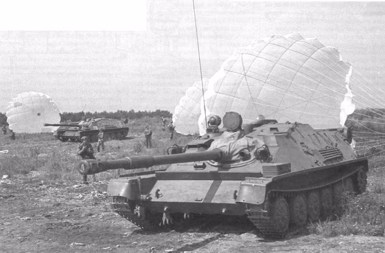 Pháo tự hành ASU-85 được dùng chi viện hỏa lực cho bộ binh tiến công hoặc phòng ngự, nó có khả năng diệt xe tăng, xe bọc thép hạng nhẹ. Ảnh: ASU-85 sau khi “nhảy dù” thành công từ máy bay vận tải cùng lính dù Xô Viết.