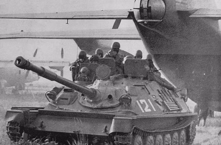 ASU-85 có kích cỡ nhỏ cùng trọng lượng nhẹ để dễ dàng vận chuyển trên các máy bay vận tải của Quân đội Liên Xô như An-12 cho chiến dịch đổ bộ đường không. Nó có trọng lượng 15,5 tấn, dài 6m, rộng 2,8m, cao 2,1m.