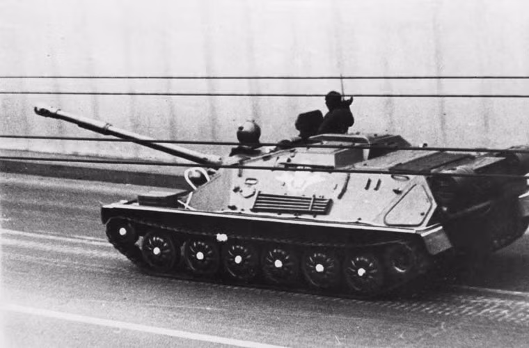 ASU-85 được trang bị động cơ diesel YaMZ-206V công suất 210 mã lực với hộp số cơ khí cho khả năng cơ động cao tốc 45km/h trên nhiều địa hình, cả nơi lầy lội, hoặc có độ dốc lớn, đảm bảo theo sát chi viện hỏa lực cho các cánh quân, kể cả trong hành tiến tốc độ cao.