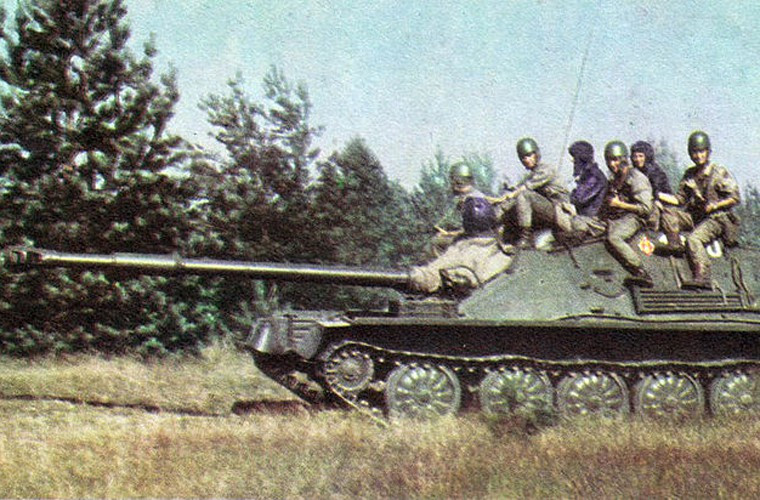 ASU-85 được thiết kế trên cơ sở khung gầm xe tăng lội nước PT-76, nhưng không có khả năng lội nước. Nhưng cì phải giảm trọng lượng nên độ giáp của pháo chỉ là từ 40-45mm, dày nhất ở mặt trước thân xe. Chiếc xe được kết cấu với ba khoang gồm: Khoang lái ở mặt trước; khoang chiến đấu ở trung tâm thân xe và khoang động cơ nằm ở đuôi.