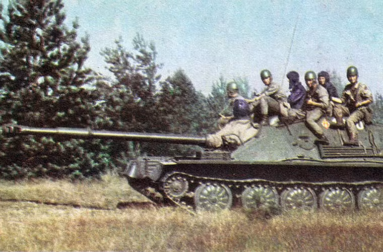 ASU-85 được thiết kế trên cơ sở khung gầm xe tăng lội nước PT-76, nhưng không có khả năng lội nước. Nhưng cì phải giảm trọng lượng nên độ giáp của pháo chỉ là từ 40-45mm, dày nhất ở mặt trước thân xe. Chiếc xe được kết cấu với ba khoang gồm: Khoang lái ở mặt trước; khoang chiến đấu ở trung tâm thân xe và khoang động cơ nằm ở đuôi.