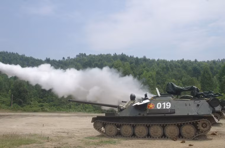 Khi dùng đạn xuyên giáp 3BK-7, ASU-85 có khả năng xuyên 192mm giáp thép ở góc chạm 60 độ từ cự ly xấp xỉ 1.000m. Ảnh: Pháo chính 85mm của pháo tự hành ASU-85 Việt Nam bắn thử nghiệm bằng đạn nước. Nguồn: QĐND