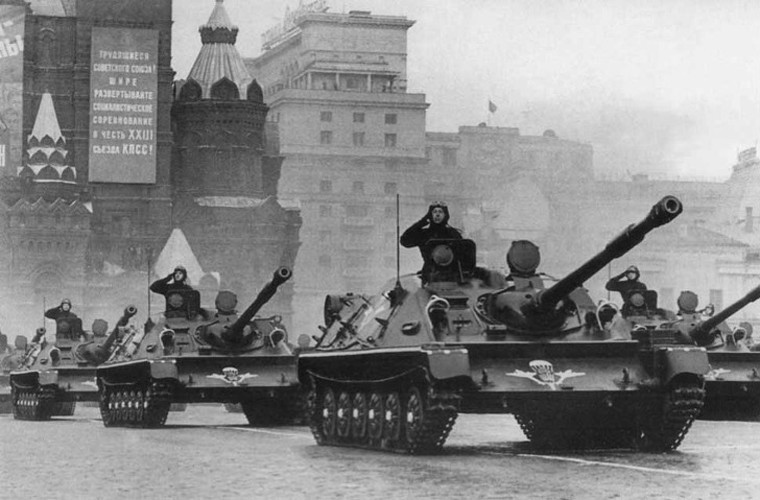 ASU-85 (cũng có lúc gọi là SU-85, khác với pháo chống tăng SU-85 trong CTTG 2) là pháo tự hành do cục thiết kế Astrov phát triển trong giai đoạn 1951-1959 cho lực lượng đổ bộ đường không Liên Xô sử dụng suốt chiến tranh Lạnh. Ảnh: Đội hình ASU-85 duyệt binh trên quảng trường Đỏ.
