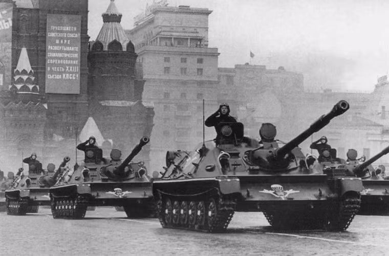 ASU-85 (cũng có lúc gọi là SU-85, khác với pháo chống tăng SU-85 trong CTTG 2) là pháo tự hành do cục thiết kế Astrov phát triển trong giai đoạn 1951-1959 cho lực lượng đổ bộ đường không Liên Xô sử dụng suốt chiến tranh Lạnh. Ảnh: Đội hình ASU-85 duyệt binh trên quảng trường Đỏ.