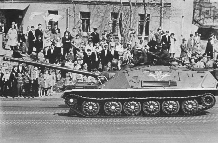 ASU-85 được trang bị pháo chính 85mm 2A15 nặng 1,8 tấn, có góc nâng hạ nòng -4,50 độ tới 15 độ. Pháo chính 85mm có thể bắn các loại đạn nổ chống tăng 3BK-7, đạn xuyên thép siêu tốc BR-372 và đạn nổ mạnh OF-372, tầm bắn hiệu quả 1.150m, tối đa là 10km.