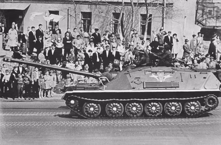 ASU-85 được trang bị pháo chính 85mm 2A15 nặng 1,8 tấn, có góc nâng hạ nòng -4,50 độ tới 15 độ. Pháo chính 85mm có thể bắn các loại đạn nổ chống tăng 3BK-7, đạn xuyên thép siêu tốc BR-372 và đạn nổ mạnh OF-372, tầm bắn hiệu quả 1.150m, tối đa là 10km.