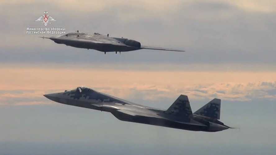 Ngoài đặc tính tàng hình, chiếc Okhotnik còn được nhận xét có độ cơ động khá cao dù mang thiết kế kiểu "cánh bay", do nó được tích hợp động cơ kiểm soát vertor lực đầy 3 chiều.