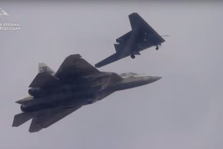 Nga dự định trong tương lai sẽ trang bị cho máy bay S-70 Okhotnik mọi vũ khí tấn công mạnh nhất, bao gồm cả phiên bản thu nhỏ của tên lửa hành trình siêu vượt âm.