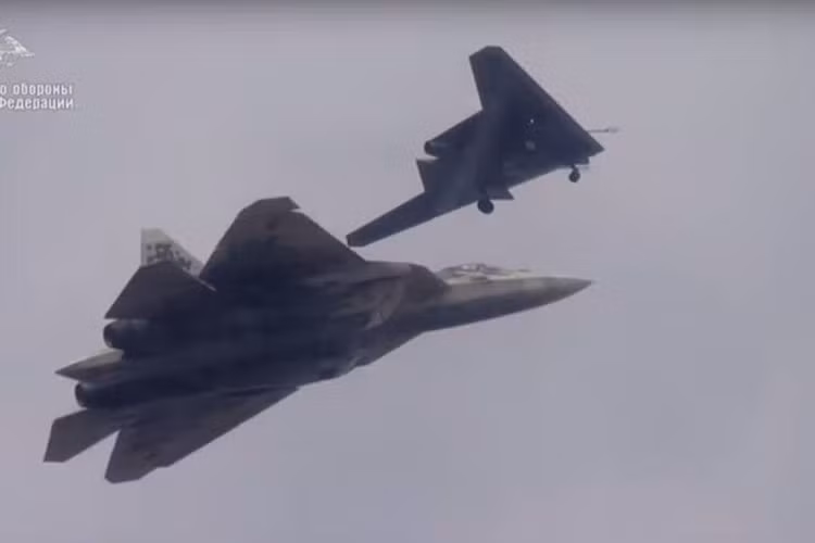 Nga dự định trong tương lai sẽ trang bị cho máy bay S-70 Okhotnik mọi vũ khí tấn công mạnh nhất, bao gồm cả phiên bản thu nhỏ của tên lửa hành trình siêu vượt âm.