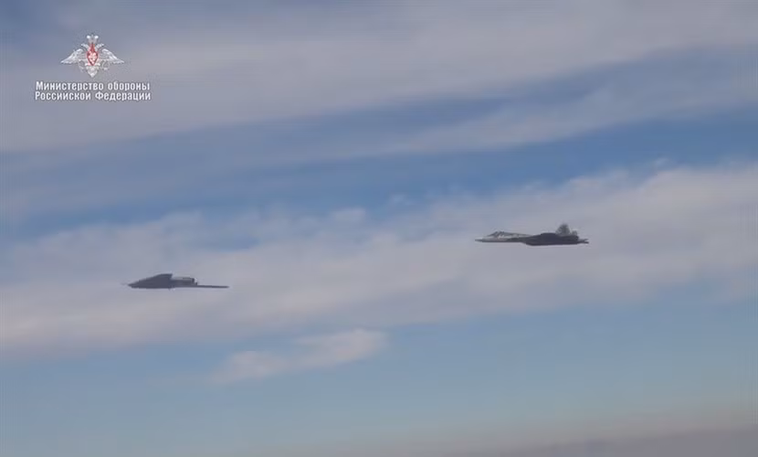 "Các tác giả nhắc nhở rằng Okhotnik UAV có thể hoạt động như một máy bay tiêm kích, trong khi Bộ Quốc phòng Nga quan tâm đến việc đưa nó vào sử dụng càng sớm càng tốt, mặc dù phương tiện trên vẫn chưa đủ khả năng chiến đấu".