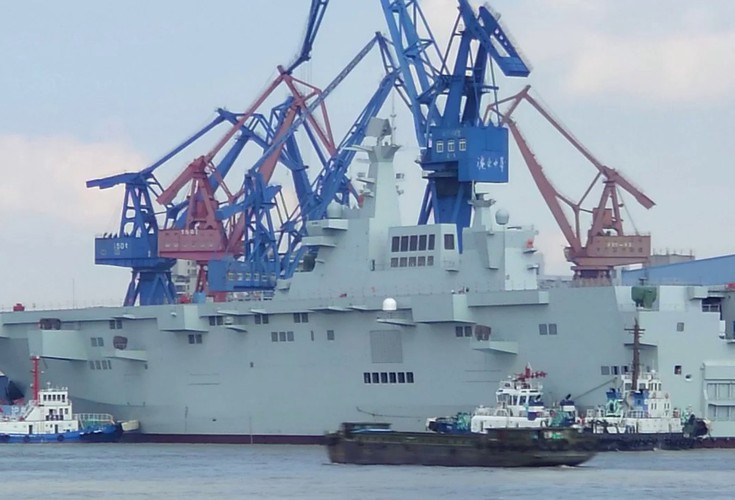 Thủy thủ và phi công hải quân Trung Quốc cũng cần được huấn luyện chuyên sâu để thực hiện nhiệm vụ trên tàu sân bay trực thăng, loại khí tài chưa từng xuất hiện trong lực lượng này.