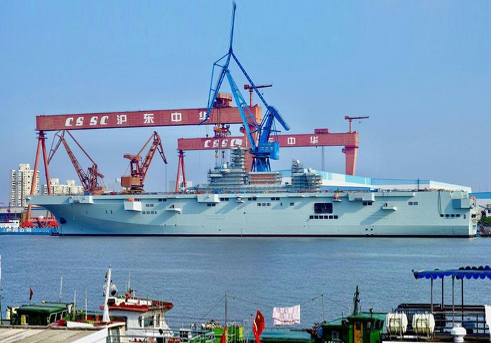 Dù bắt đầu ra biển thử nghiệm, con tàu dường như vẫn đang trong quá trình thi công, với sàn đáp đang được hoàn thiện, một số vết ám khói sau vụ cháy hồi tháng 4 vẫn có thể thấy trên thân tàu.