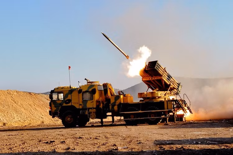 Biên chế tiêu chuẩn của một khẩu đội pháo phản lực phóng loạt T-122 Sakarya bao gồm 6 xe phóng và 1 xe chỉ huy, tuy nhiên mỗi xe phóng đều có thể hoạt động độc lập.