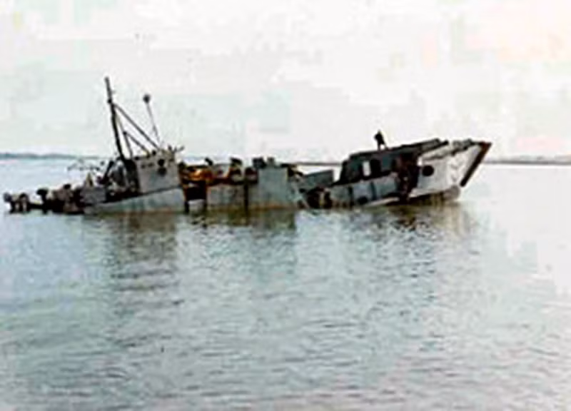 Trong 7 năm chiến đấu trên chiến trường Cửa Việt - Đông Hà, đặc công Việt Nam đã đánh hỏng 336 tàu xuồng chiến đấu. Trong ảnh, tàu YFU-62 của Hải quân Mỹ bị tấn công trên sông Hiếu. Nguồn ảnh: US Navy