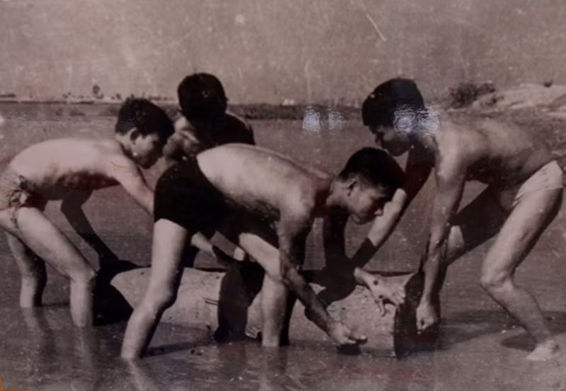 Chiến sĩ đặc công Đoàn 126 Hải quân thực hành vận chuyển thủy lôi năm1968. Nguồn ảnh: Bảo tàng Hải quân