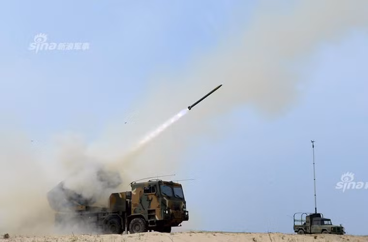 Vai trò chính của Chunmoo được cho là để chế áp lực lượng pháo binh Triều Tiên trong các cuộc xung đột. Nó cũng có thể phá hủy các công trình quân sự kiên cố, cầu - đường chiến lược...Rõ ràng tầm bắn của Chunmoo hiện vượt xa các hệ thống pháo phản lực lớn nhất của Triều Tiên như M1991 240mm 12 nòng. Nguồn ảnh: Sina