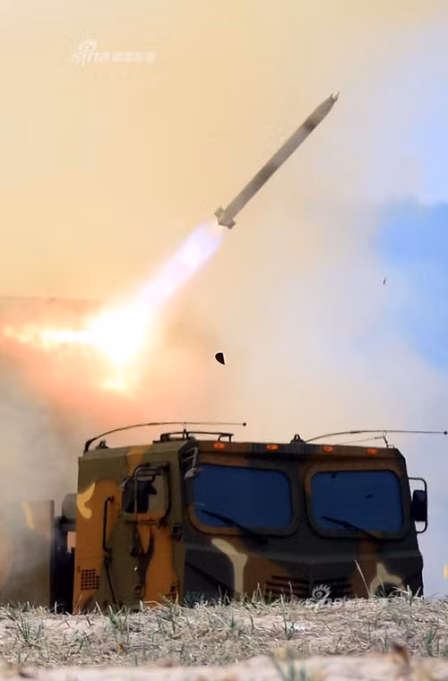 Nếu như pháo binh Triều Tiên muốn tăng tầm bắn, tăng sức mạnh thì chỉ có thể phát triển nhiều xe bệ pháo phản lực thì với Hàn Quốc họ có giải pháp "3 trong 1" với Chunmoo. Bệ phóng của Chunmoo có thể tích hợp các hệ thống ống phóng kiểu module gồm: đến 36 ống phóng đạn 130mm (tầm bắn 23km); 12 ống phóng đạn 227mm (tầm bắn 45km) hoặc 230mm (tầm bắn 80-160km). Nguồn ảnh: Sina