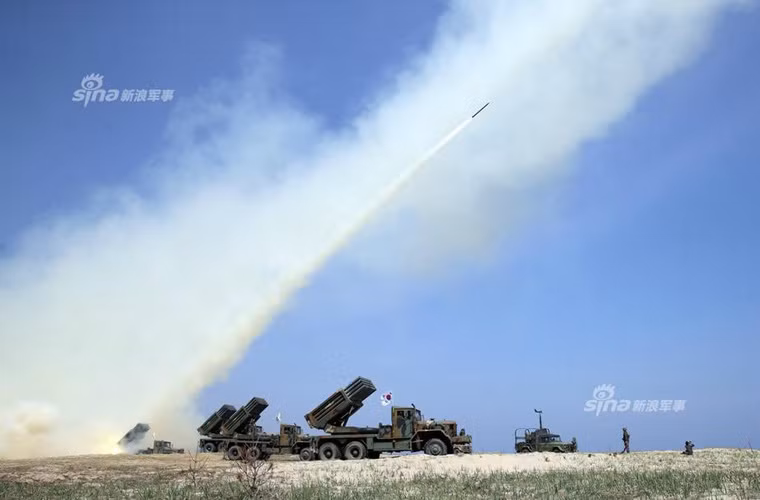 Nhìn chung, so với pháo phản lực Triều Tiên, pháo Hàn Quốc mạnh hơn về tính đa nhiệm, tầm bắn và có thể là cả độ chính xác. Thế nhưng, pháo phản lực Hàn Quốc gặp phải “nhược điểm chết người” – đó là số lượng quá ít, hiện họ chỉ có 156 khẩu K136 và chừng 70 khẩu Chunmoo, trong khi Triều Tiên có tới hàng nghìn khẩu đủ kích cỡ từ 107-122-240-300mm. Với pháo phản lực, nếu đánh theo kiểu “bầy đạn” thì sức tàn phá vô cùng khủng khiếp, có thể san phẳng cả một thành phố chỉ trong ít phút. Nguồn ảnh: Sina