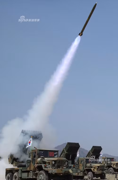 Ngoài Chunmoo, trong cuộc tập trận Quân đội Hàn Quốc còn tiến hành bắn thử các khẩu đội pháo phản lực phóng loạt K136 Kooryong. Loại này được thiết kế nhìn chung không khác mấy pháo Triều Tiên với bệ phóng cố định, không thể thay nòng lớn. Nguồn ảnh: Sina