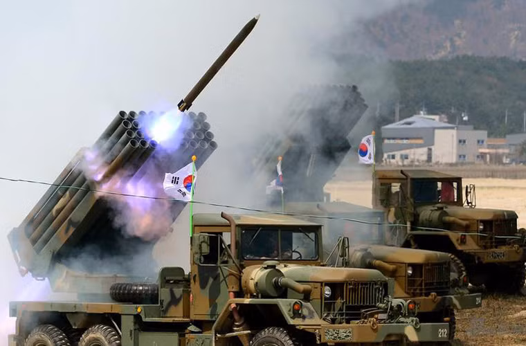 Vào chiều ngày 4/4, lực lượng pháo binh Quân đội Hàn Quốc đã tiến hành cuộc tập trận quy mô lớn có bắn đạn thật để “thị uy” trước Triều Tiên. Đáng chú ý, trong cuộc tập trận này, Hàn Quốc đã khoe hàng loạt khẩu đội pháo phản lực phóng loạt mà nước này tự chế tạo. Nguồn ảnh: Sina