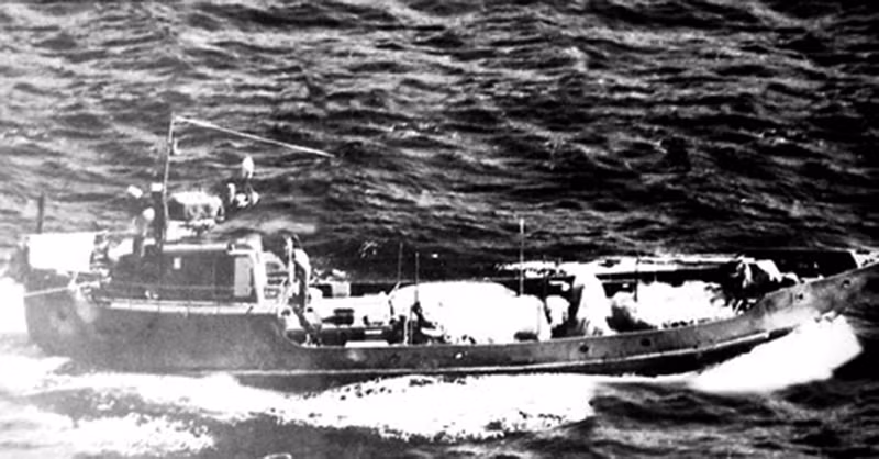 Hải quân Việt Nam đã tạo ra nhiều phương thức vận chuyển táo bạo, góp phần tạo nên chiến thắng lịch sử của dân tộc ta trước đế quốc Mỹ. Trong ảnh, tàu 69 (Đoàn 759) giả dạng tàu đánh cá nước ngoài để vận chuyển vũ khí. Nguồn ảnh: US Navy