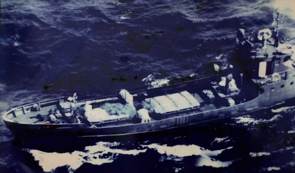 Con tàu mang biển số 56 do Lê Quốc Thân và Trần Ngọc Tuân chỉ huy chở 44 tấn vũ khí trên đường vào cập bến Lộc An (Long Hải – Bà Rịa) trang bị cho một Trung đoàn đánh trận Bình Giã vào cuối năm 1964. Ảnh chụp từ máy bay trinh sát Hải quân Mỹ. Nguồn ảnh: US Navy