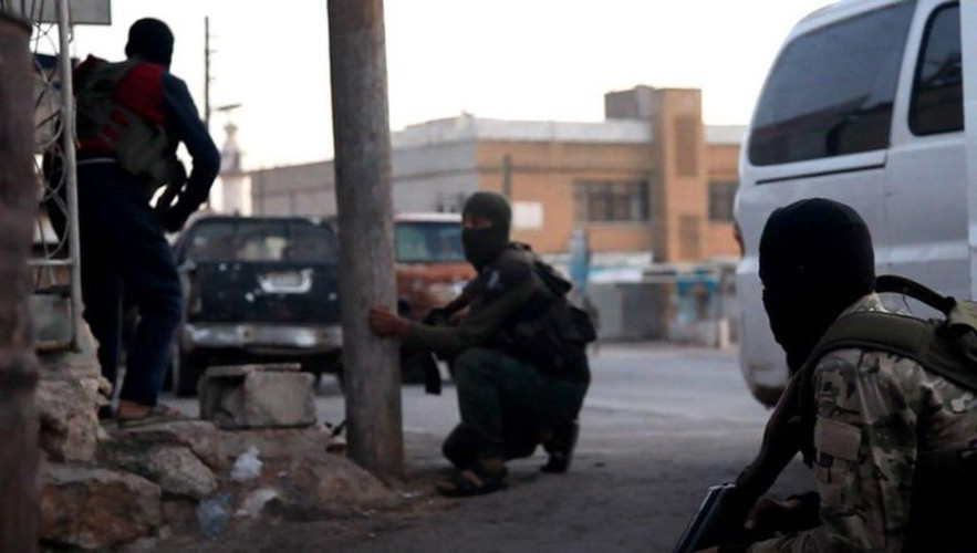 Trong diễn biến khác, vào sáng ngày 25/4, các tay súng vô danh đã tấn công một trụ sở của tổ chức Hay'at Tahrir al-Sham (HTS) có liên kết với nhóm khủng bố al-Qaeda tại trung tâm tỉnh Idlib.