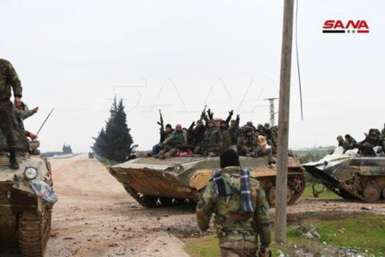 Theo các nguồn tin thân chính phủ, các tay súng lạ mặt đã ném nhiều quả lựu đạn vào trụ sở được gọi là chi nhánh 107 của nhóm khủng bố HTS nằm ở quận al-Qusur.