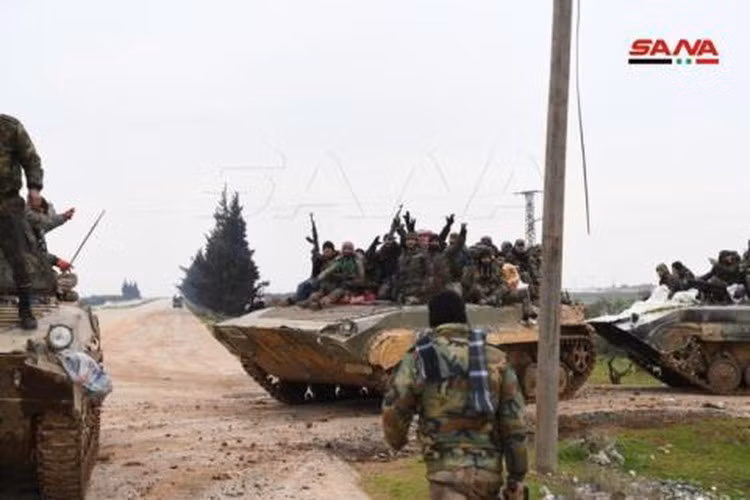 Theo các nguồn tin thân chính phủ, các tay súng lạ mặt đã ném nhiều quả lựu đạn vào trụ sở được gọi là chi nhánh 107 của nhóm khủng bố HTS nằm ở quận al-Qusur.