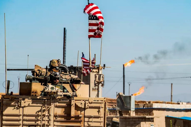 Có một số mỏ dầu lớn ở tỉnh Deir Al-Zour, bao gồm Al-Umar, Conoco và Rmeilan. Đây cũng đồng thời là những mỏ dầu lớn nhất ở Syria. Sản lượng dầu của Syria theo thống kê của chính phủ nước này trước khi cuộc chiến tranh nổ ra là khoảng 30 nghìn thùng mỗi ngày.