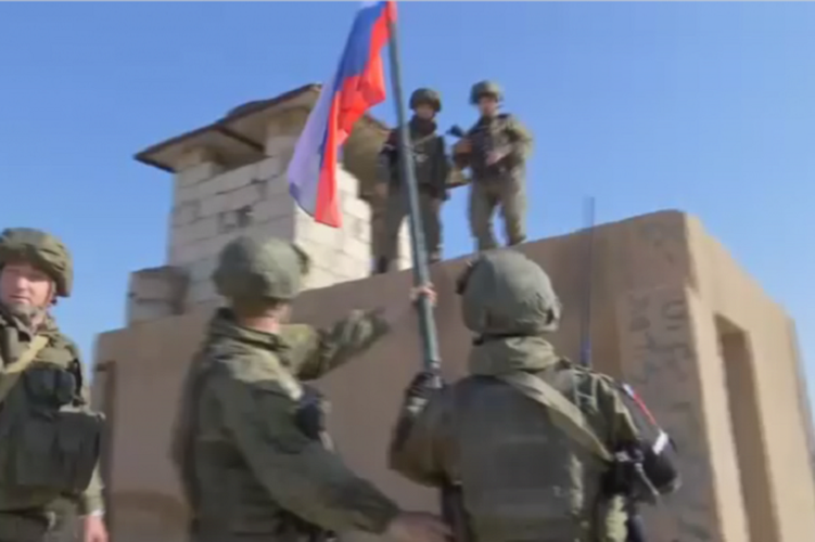 Theo Southfront, hồi cuối tháng 2/2020, Quân đội Nga đã thiết lập một căn cứ quân sự mới ở phía Đông Raqqa. Địa điểm này nằm bên cạnh các vị trí của Quân đội Mỹ, theo dự kiến căn cứ này sẽ ngăn chặn sự di chuyển của bất kỳ đoàn xe quân sự Mỹ nào đến khu vực này.