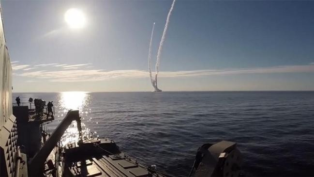 Zircon trao đổi thông tin trong khi bay và có thể được điều khiển bằng các lệnh nếu cần thiết, xuyên thủng các hệ thống phòng thủ hải quân hiện có. Vận tốc cực cao của Zircon không chỉ giúp nó khó bị đối phương đánh chặn, mà cũng giúp tăng sức tàn phá của tên lửa khi va chạm vào mục tiêu.