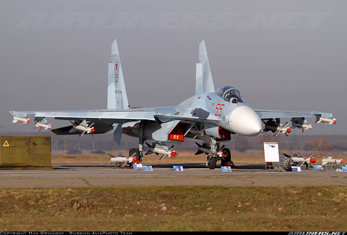 Khả năng mang vác vũ khí của Su-27SM3 vẫn là 8 tấn, nhưng có thể triển khai tên lửa không đối không R-77 hiện đại hơn và mang theo tốt các tên lửa, bom dẫn đường không đối đất.