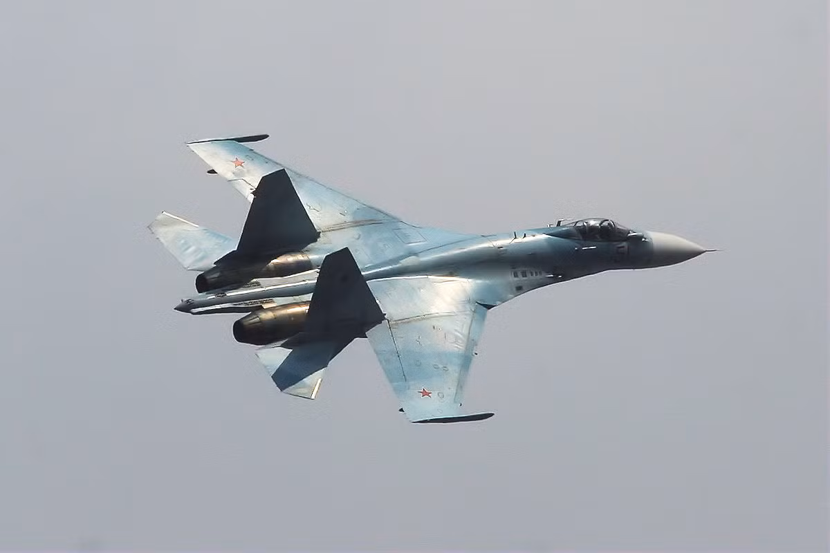 Tính cơ động của Su-27 nguyên bản cũng đã được đánh giá cao hơn Su-30MK2. Ví dụ như vận tốc leo cao của Su-27 lên tới 300m/s, trong khi Su-30MK2 chỉ là 230m/s.