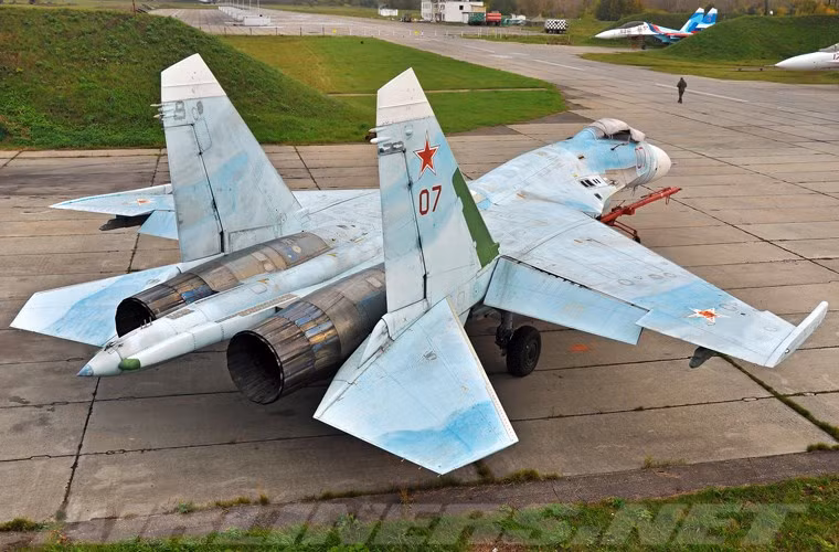 Theo đó, tiêm kích Su-27SM3 là gói nâng cấp sâu rộng mẫu Su-27S sử dụng hàng loạt công nghệ tối tân trên Su-27M – nguyên mẫu của máy bay tiêm kích thế hệ 4++ Su-35 nổi danh. Cơ bản, Su-27SM3 so với Su-27S không khác gì nguyên mẫu nhưng có những sự đổi khác lớn bên trong.