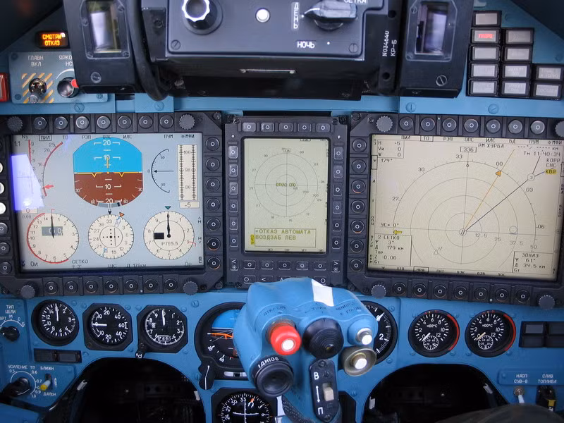 Hệ thống điện tử hàng không trên Su-27SM3 được nâng cấp sâu rộng, với buồng lái cùng bảng điều khiển độ tiện nghi cao, các thông tin hiển thị bằng các màn hình LCD màu…
