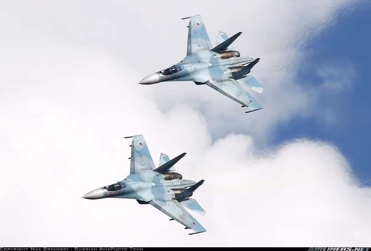 Ngoài ra nếu so sánh khả năng không chiến giữa máy bay Su-27 với Su-30MK2 thì Su-27 nhỉnh hơn một chút vì vốn dĩ nó được thiết kế với vai trò chiếm ưu thế trên không, trong khi Su-30MK2 nghiêng về khả năng tác chiến đa năng, tối ưu cho khả năng đánh biển.