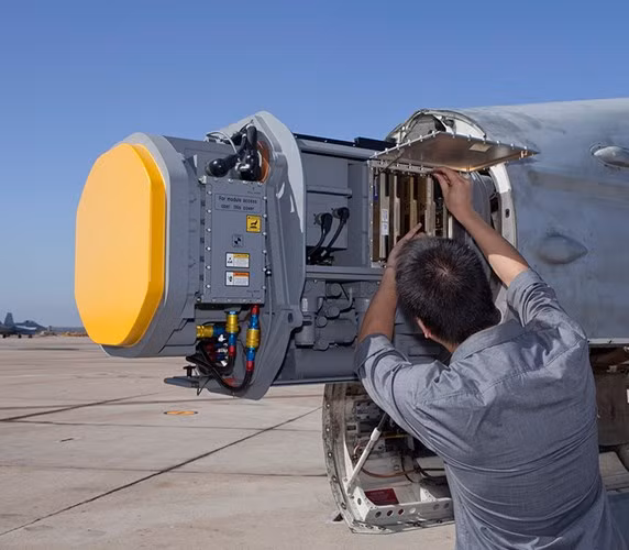 Ngoài khả năng giữ nguyên được các tính năng và hệ thống vũ khí so với nguyên bản, với lượng vũ khí tối đa mang theo là 8.050 kg. Nó được trang bị radar AESA AN/APG -79, hệ thống gây nhiễu AN/AAQ-218 và AN/AAQ-99 cung cấp đầy đủ khả năng giúp phát hiện và gây nhiễu chống lại tất cả những mối đe dọa từ các hệ thống phòng không…