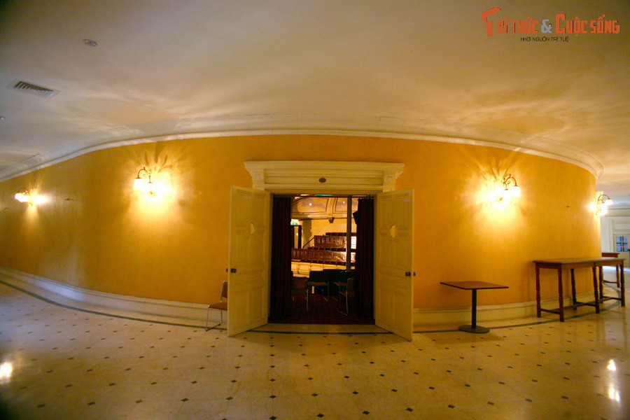 Được thiết kế bởi hai kiến trúc sư Harlay và Broyer, công trình mang nhiều màu sắc, đường nét kiến trúc của các nhà hát ở miền Nam nước Pháp kết hợp với cách tổ chức mặt bằng, không gian biểu diễn, cầu thang, lối vào sảnh... của các nhà hát ở châu Âu đầu thế kỷ 20.